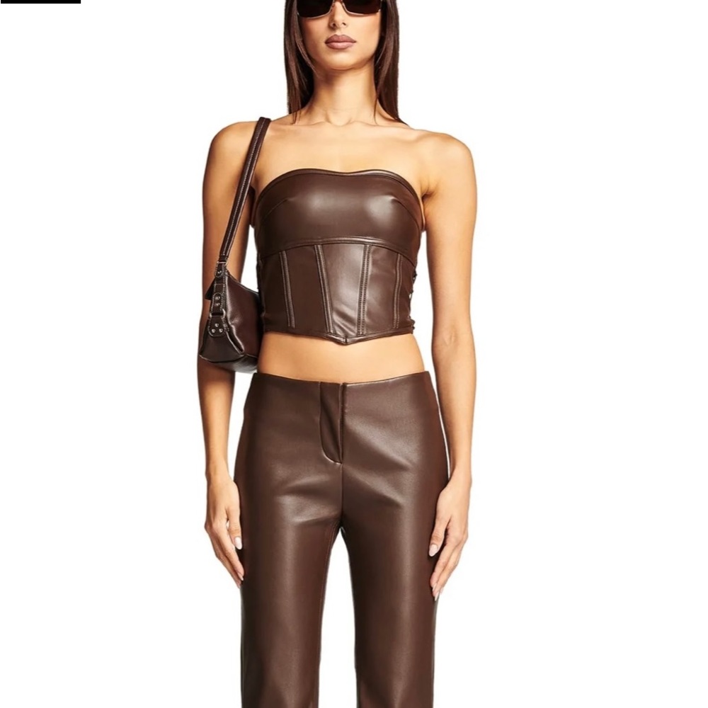 I am Gia leather vena top
